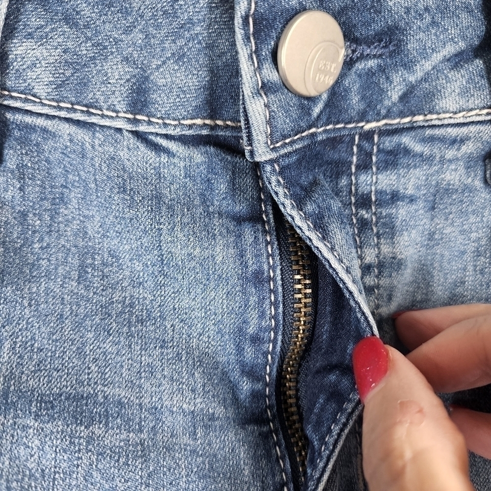 EST. 1946 DENIM EMBROIDERED SHORTS - Picture 5 of 9